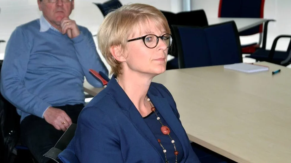 PÅ SNABBKURS. Elisabeth Svantesson åtföljdes av partivännen Lars Alriksson, Gällivare, vid sitt besök vid LKAB i Malmberget.
