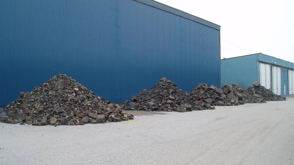 Stenmassorna från Kallak låg i ett industriområde i Jokkmokk i tre månader.