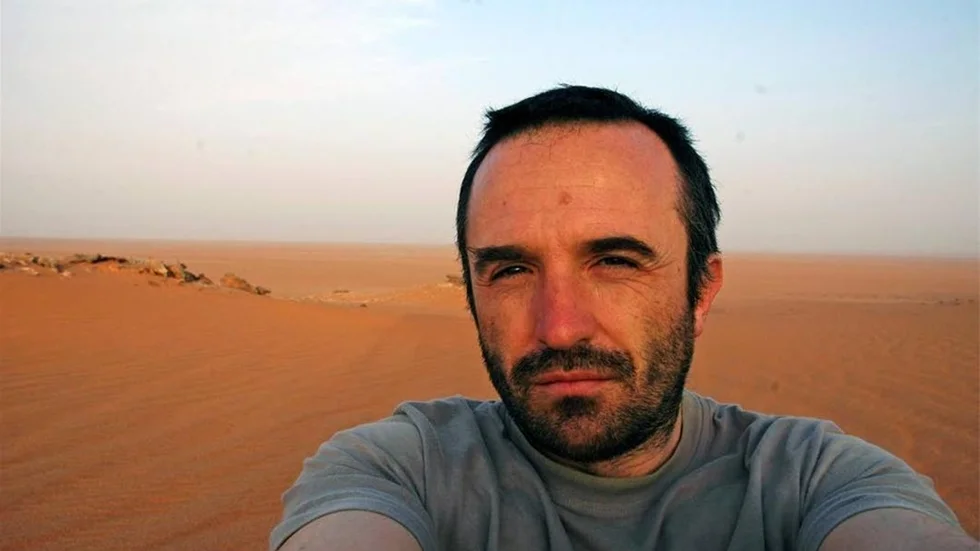 RISK FÖR LIVET. Fabrizio Gatti riskerade livet i öknen för att följa flyktingarnas väg till Europa.