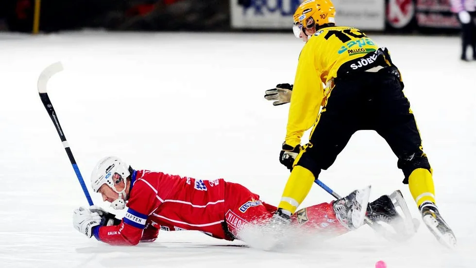 Olov Englund, Kalix Bandy (röd).