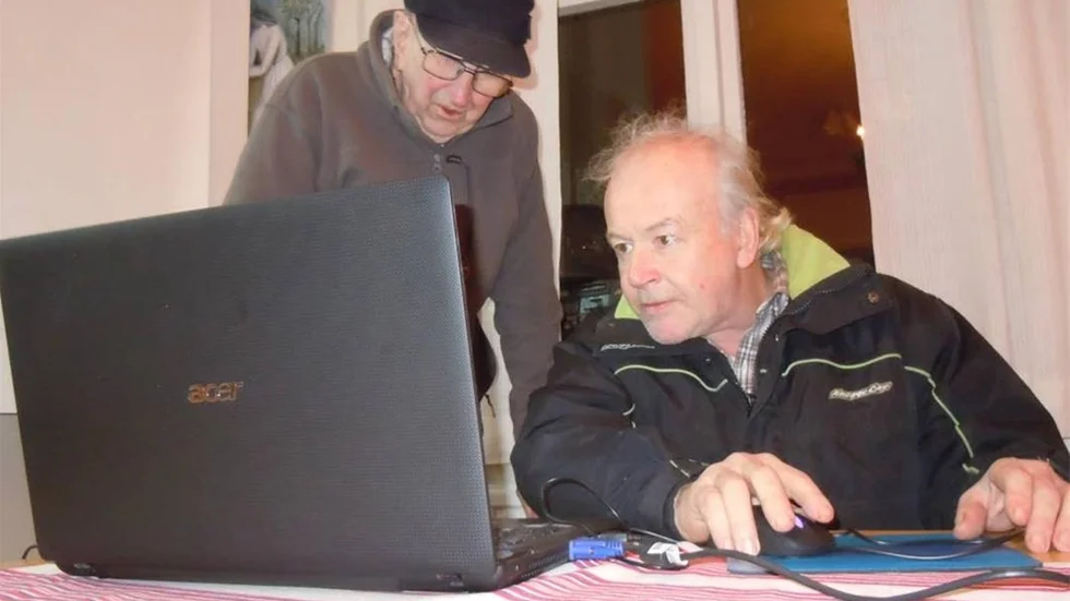 INTRESSERADE. Ville Hammar 91, och Lars-Olof Fredrikssson studerar en bild i datorn.
