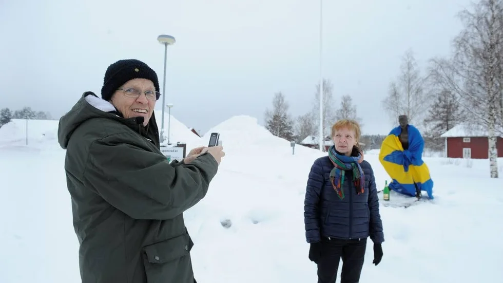 PÅ BESÖK. Olof Jusso från Piteå ställer upp frugan Maj-Britt för att ta en bild framför Kalla-statyn i Tärendö.