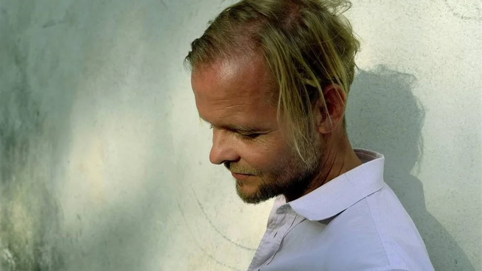 ANKLAGAD. Den schweiziske författaren Christian Kracht har, enligt Kurirens recensent Jan-Olov Nyström, underligt nog beskyllts för att med sin särpräglat intelligenta och stilistiskt närmast fulländade bok ha visat förståelse för högerradikalt tankegods och ställt sig utanför den demokratiska diskursen.