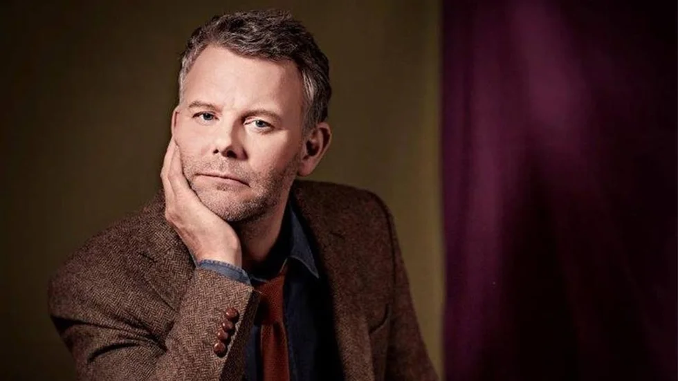 ÖKAD ÖVERVAKNING. Under över 15 års tid har Arne Dahl skrivit kriminalromaner med fokus på vår samtid. "Det gäller att vara varsam för att undvika att slentrianmässigt beskriva våld och brott, aldrig hänga på nya sätt att mörda folk. Jag letar allt upp autentiska brott som är speglingar av vår tid. Under alla mina år har jag exempelvis sett övervakningen i samhället öka dramatiskt, en utveckling som är livsfarlig i ett annat samhällssystem", säger han.