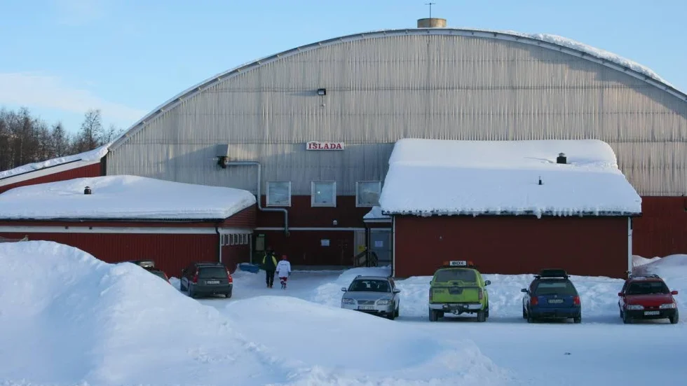Akutläge. Tidigare har taket på den gamla isladan renoverats och nu måste man ta till större åtgärder eftersom en kallkälla under isen stället till med problem. Dessutom har hockeyförbundet ställt krav på åtgärder av akut karaktär.
