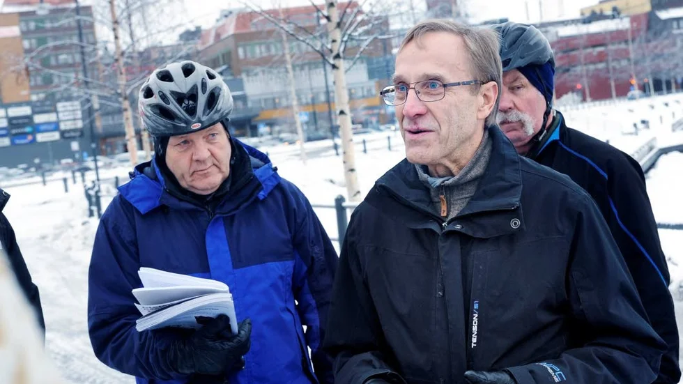 EFTERLYST. Rolf Modigh, ordförande i Cykelfrämjandet, är nöjd över beskedet om en cykelplan för Luleå. "Det har vi efterlyst länge", säger han. I bakgrunden Anders Kronborg och Kent Näslund (skymd).