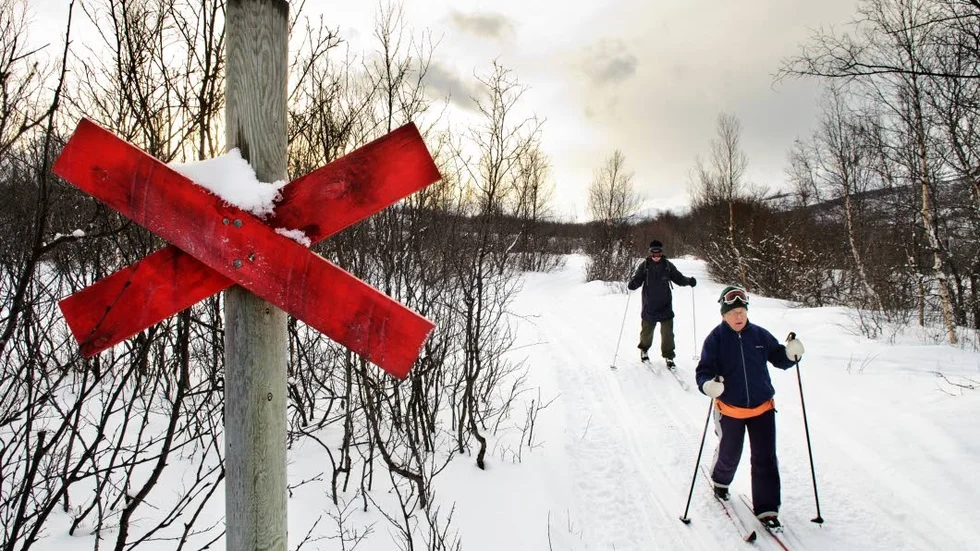 FÖLJ LEDER. Att följa de kryssmarkerade lederna i fjällen innebär oftast att du är säker från laviner och svårframkomlig terräng. Emellanåt finns bemannade fjällstugor och dessutom är chansen större att någon hittar dig om du råkar ut för en olycka.