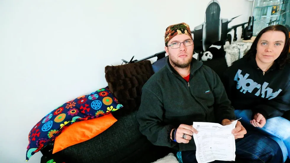 Ledsna. Det finns inget i Robin Hjorths hyreskontrakt som säger att han inte får ha nattgäster. Men flickvännen Elin Styrman får inte övernatta "stadigvarande" enligt kommunen för då är det gemensam bostad utanför gruppboendet som gäller.