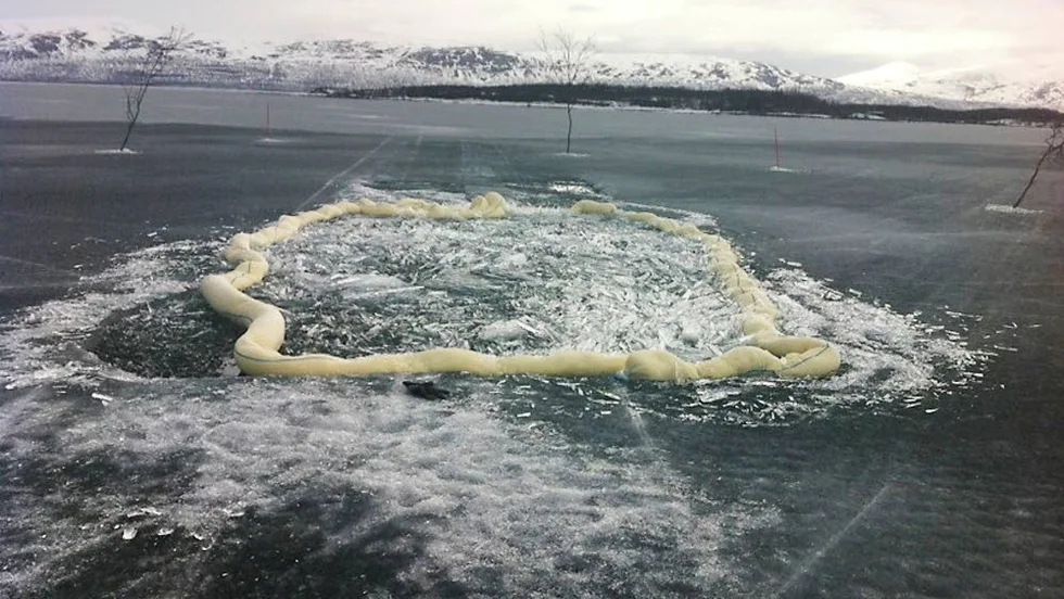 Saneras. Pistmaskinen gick igenom isen bara 150 meter från stranden i Abisko och nu misstänker man att diesel och hydraulolja läcker ut i Torneträsk.