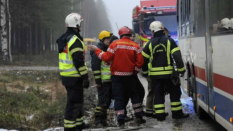 Stort pådrag. Räddningstjänsten och två ambulanser kallades till olycksplatsen efter att en lastbil kört in i sidan på en buss.