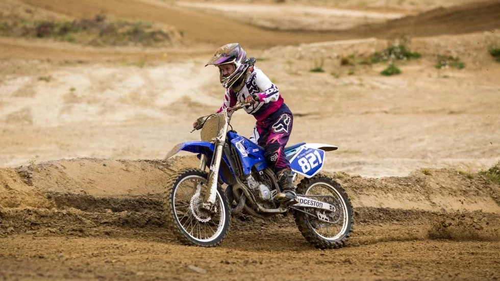 Första dam. Piteå MS Fanny Vikström tog hem totalsegern i Mx-Girls, första året som hon körde fullstor motorcykel. "Det trodde jag aldrig, jag siktade såklart på pallen, men förstap lats. Det hade jag aldrig trott." säger hon.