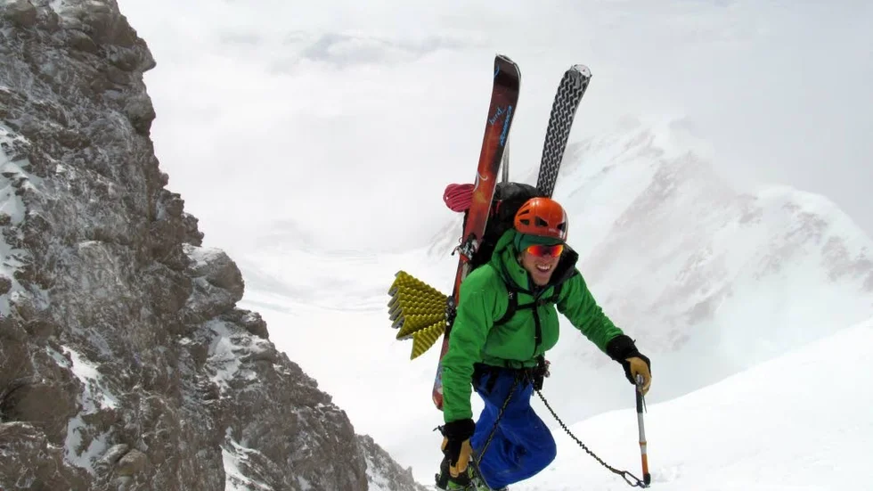 Skidåkare. Andreas Fransson, skidor och en bergstopp. En inte ovanlig syn i extrema lägen.