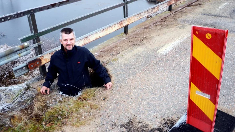 Säkerhetsrisk. Kent Alaentalo är orolig att en olycka snart kan vara framme om inte bron lagas.