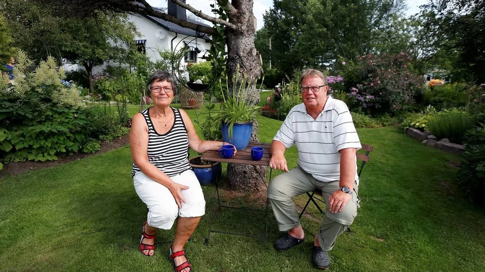 I det gröna. Britt-Marie Brännström och Lennart Zätterquist öppnar sin trädgård på i Antnäs till helgen.
