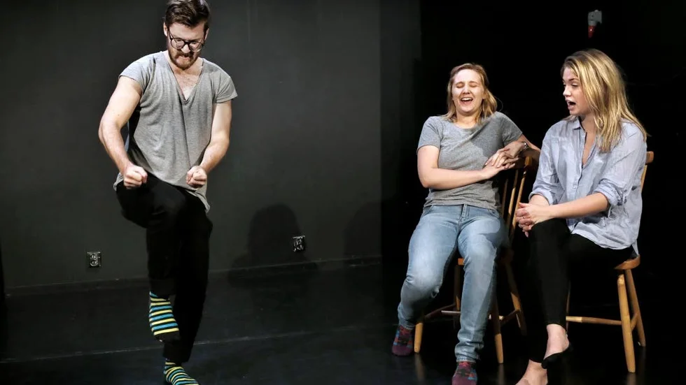 Improvisationsteater. Här är skådespelarna som via improvisation ska bjuda publiken på olika kändisars liv på Lillan under hösten. Från vänster ses Philip Lithner, Nora Bredefelt och Vilde Moberg.