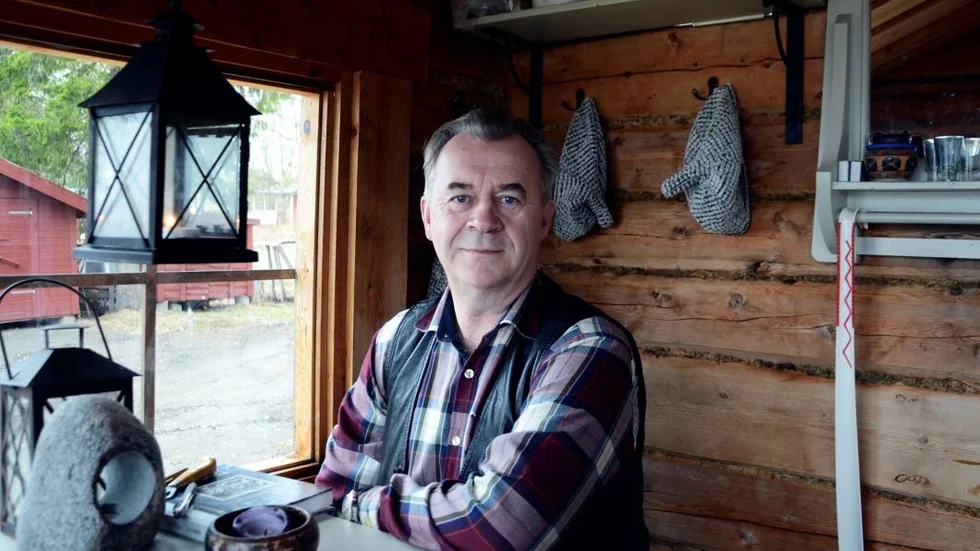 Avkoppling. I bastun vid älven hemma i Karungi försöker Sven-Erik Bucht koppla av. Fredagkvällar innebär ofta bastu och bad i älven.