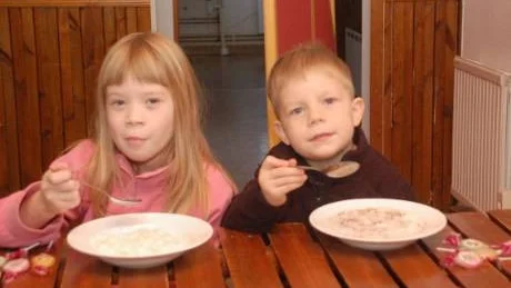 GRÖT. Elin Brandt och Alex Brandt åt ordentligt av tomtegröten. För Alex var det extra bra eftersom gröt är det bästa han vet.