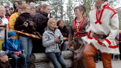 NERVÖST. Eliristin Tuorda, naturprogrammet, anlände till studentbalen med kompisen Jovva Pittja som sällskap. "Det var inte så nervöst först men när man såg allt folk blev det värre", tyckte båda om den anhopning av åskådare som trängdes på Dundret.