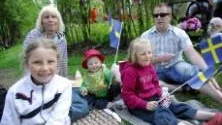 SPONTANPICKNICK. Familjen Nygren-Drugge hade spontanpicknick i Stadsparken och överraskades av firandet av nationaldagen på samma plats.