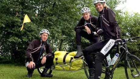 Cyklar 300 mil. För att nå Kebnekaises topp valde Henrik Andersson, Arvika, Christian Nilsson, Varberg, och Simon Johansson, Herrljunga, att cykla 150 mil, från Forshaga i Värmland till Nikkaluokta, för att kunna bestiga Kebnekaise. "Det är fortfarande en utmaning för vi har ju hemresan kvar", säger Christian Nilsson, (mitten) en av de tre 18-åringarna.  Foto: ANNELIE KLINT NILSSON