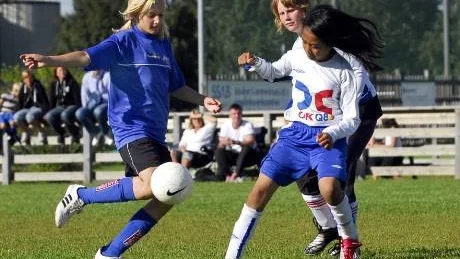 KOLL. Trångforsspelaren Frida Perttu (till vänster) försöker ta sig förbi det stabila Råneåförsvaret.Foto: MATS BENGTSSON