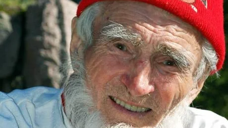 Tystnadsplikt i 50 år. Lasse Sarri, 85 år, är stolt över att ha fått diplom från amerikanska underrättelseorganisationen OSS, för sina insatser under andra världskriget då han hjälpte motståndsmän över gränsen till Norge. Foto: Annelie Klint Nilsson