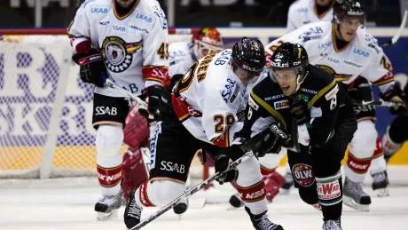 FEL STÄLLE. Klubban ska vara i isen. Men allt för många gånger var den runt midjan på FBK-spelarna.
