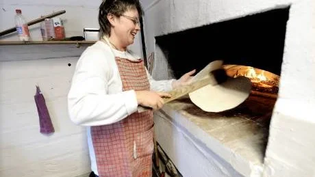 KLÅDDA I UGN. Ann-Helen Engström Jatko gräddade populär klådda som ett gäng från Gammelstad bakade.