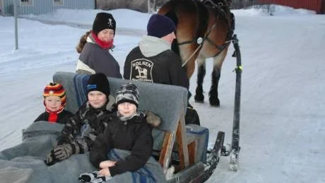 MYSIGT. Albert Marjeta, Christoffer Marjeta och Clara Bäckman Lundbäck myste i släden - kuskarna heter Anna och Ida Grunditz.
