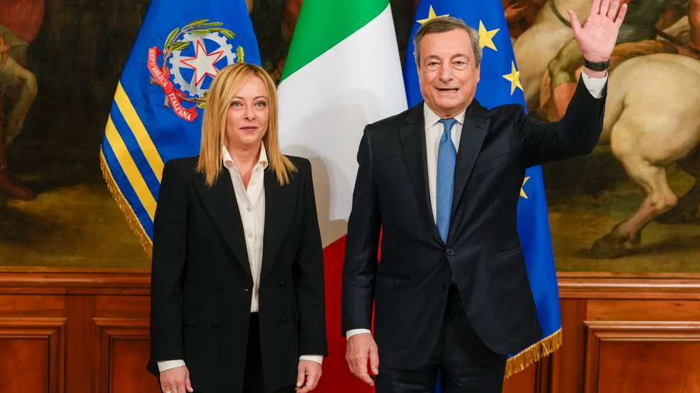 Giorgia Meloni och Mario Draghi i Palazzo Chigi i Rom på söndagen.