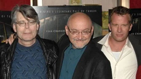 DIMMIGT. Frank Darabont (mitten) tillsammans med skräckförfattaren Stephen King (tv) och skådespelaren Thomas Jane på den amerikanska premiären av The mist. Foto: Peter Kramer/AP/Scanpix
