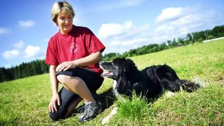Nära naturen. Carita och vallhunden Bulten trivs med utomhusarbetet i det fina sommarvädret. Foto: Josefin Wiklund