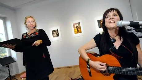 Gärna fler skrönor. Regina Väräja och Gun Olofsson framförde delar av föreställningen Himlens alla små stjärnor på Norrbottens museum.