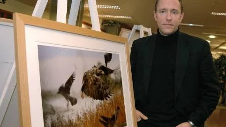 NYTT PROJEKT. Världsfotografen Mattias Klum gästade Piteå för att berätta om sitt nya projekt Expedition Sverige, där bland annat den här bilden på några kråkor som retar en havsörn ingår.