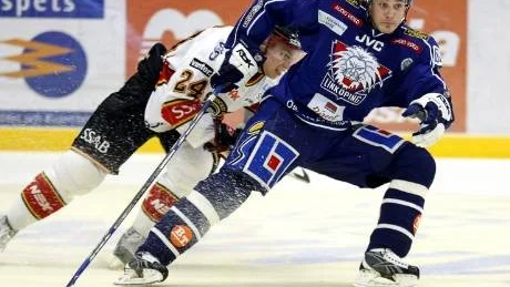 KOMPISAR FRÅN FÖRR. Johan Harju hålls fast av den gamle Luleå Hockeyspelaren Johan Fransson som numera återfinns i Linköping.