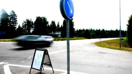 LEVER FARLIGT. "Egentligen får man inte sätta upp skyltar inom vägområdet. Vi brukar ta kontakt och uppmana dem att ta bort skyltarna, annars gör vi det om de skymmer sikten", säger Jan Lindqvist, Vägverket region norr.