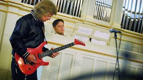 STORA IMPROVISATÖRER. Janne Schaffer och Markus Wargh gav en bejublad kvällskonsert i Öjeby kyrka under Festspelen i Pite älvdal.