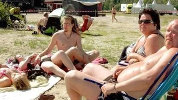 LYCKSELE. Mikael och Ingela Göransson med familj har tagit husvagnen till Pite havsbad i helgen - för att vara med på beachpartyt.