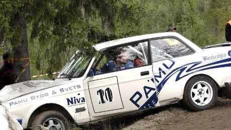 SMÄLL 2. Emil Johansson, i sin  Volvo 240 rammade två halmbalar och hamnade med huven mot en stor gran.