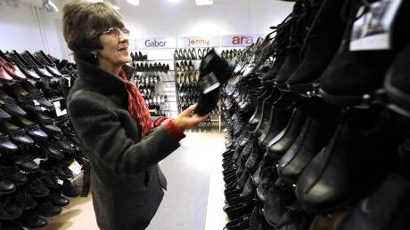 LUGN. Inez Johansson, kund hos Guns skor har inte påverkats av  rapporteringen av finanskrisen. "Jag är pensionär och har så jag klarar mig. Jag behöver inte så mycket, saker", säger hon.