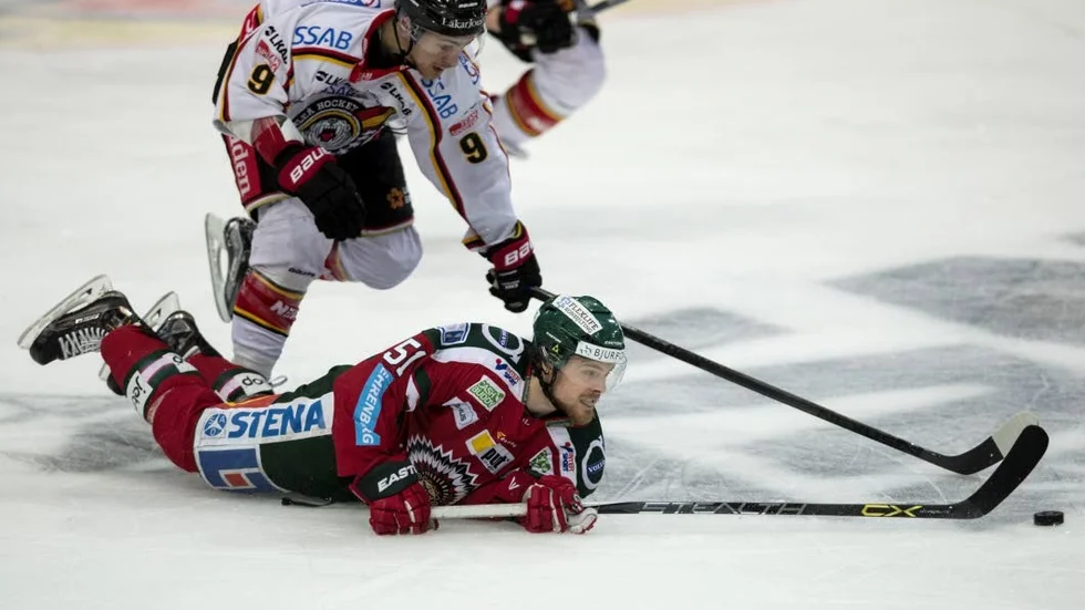 Johan Forsberg i duell med Mats Roselli Olsen.