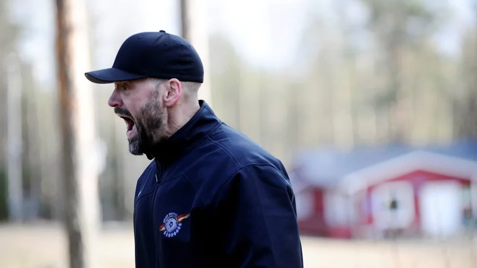 Pådrivare. Stefan Höök var inte så arg som han ser ut, men manade på tjejerna  fram till det sista löpsteget var taget.
