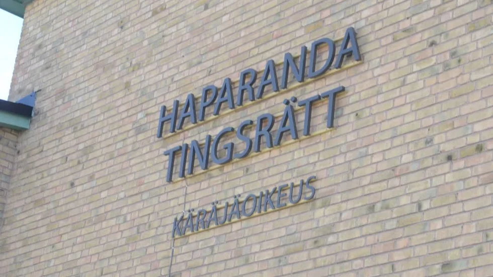 Mordbrand. En kvinna i 35-årsåldern står åtalad för att ha tänt eld på ett fritidshus i Haparanda skärgård.