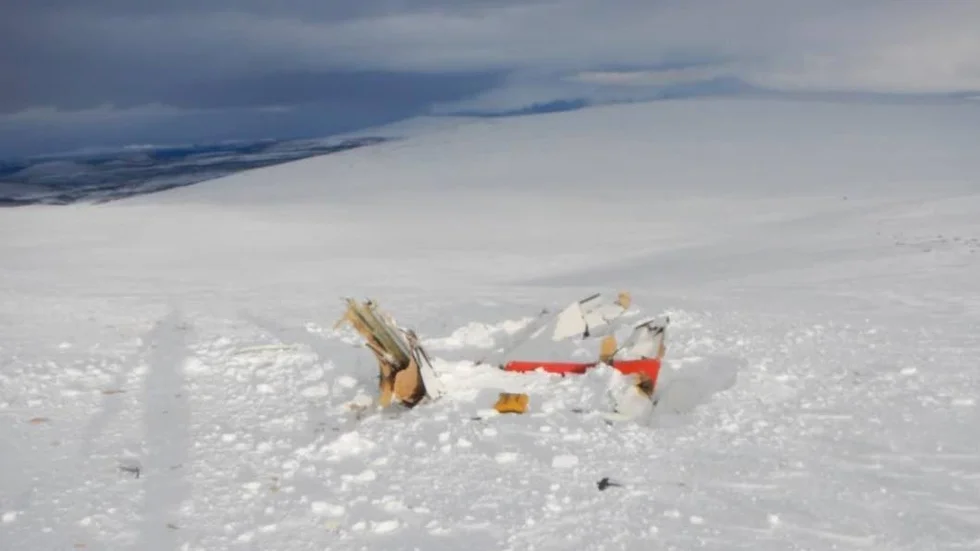 Huvudvraket från planet, innan bärgningen. Vid olyckan omkom en 18-årig man hemmahörande i Kiruna.