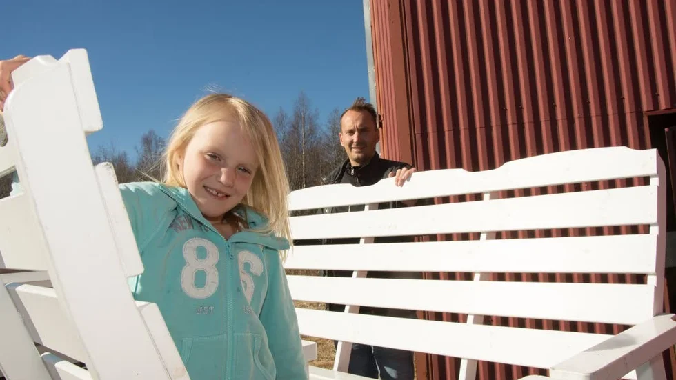 Kan det vara våren? Amanda Nilsson har redan provat trädgårdsmöblerna som pappa Björn lastar på släpvagnen.
