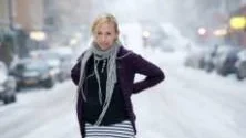 PRISAD FÖRFATTARE. Det faktum att Augustpriset utöver äran också är på 100.000 kronor har inneburit en trygghet för Jenny Jägerfelds skrivande - men hittills har det varit svårt att få tiden att räcka till. En ny bok är på gång, ungefär 20 sidor är skrivna på vad som troligen blir en vuxenroman.