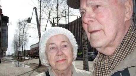 OTÄCKT. "Inte är det så trevligt när sånt här inträffar", konstaterar Olle och Inez Johansson som bor i fastigheten som ägs av David Nilsson.