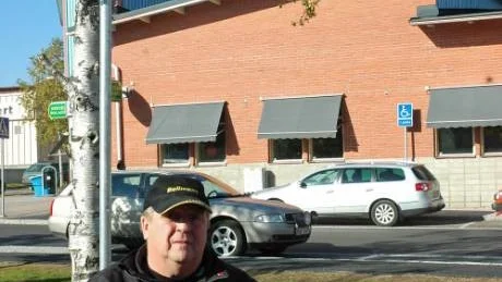 KRITISK. Kjell Ejderlöv, NHR, är kritiskt till placeringen av handikapparkeringar i centrala Gällivare.