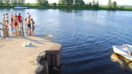 SOM VANLIGT. Barnen var på måndagen tillbaka på stranden. Allt var som vanligt, men nu fanns inga bastuflottar att hoppa från. Foto: Mathias Asplund