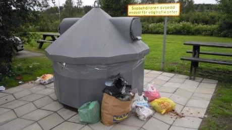 Skräpig. Illaluktande sopor slängs i högar utanför sopkärlet vid rastplatsen i Töre.